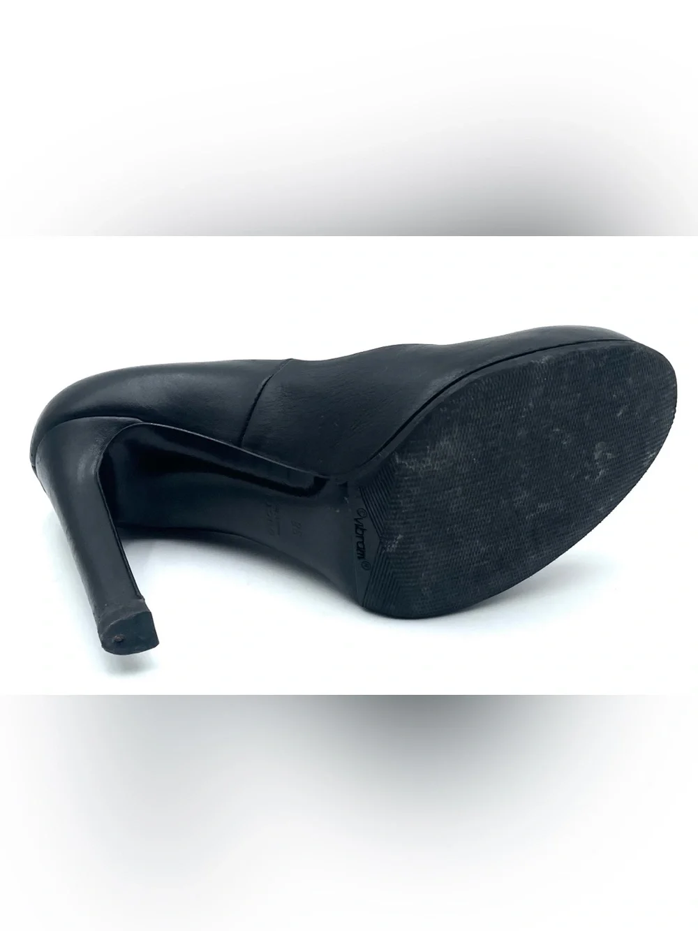 Gucci Black Round Toe Pumps Size 38